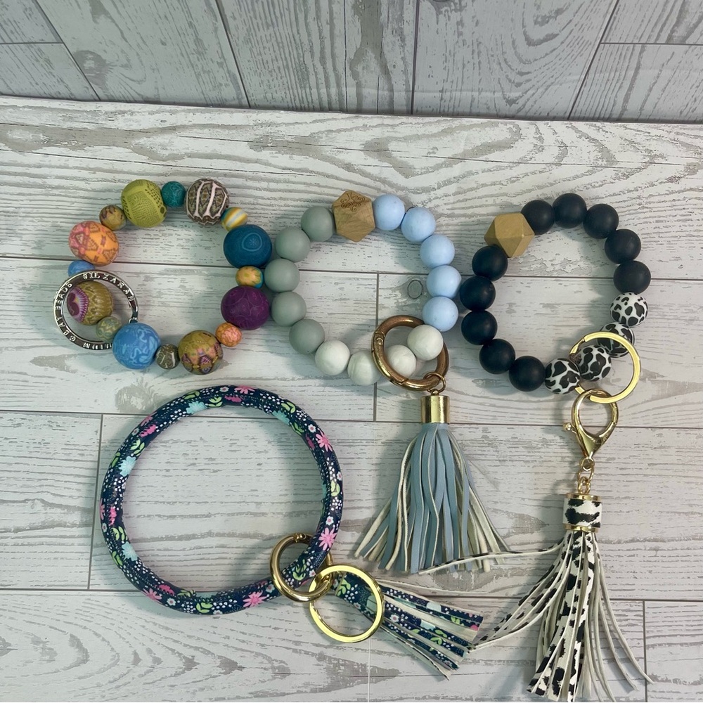 1 JILZARAH Clay Bead Keychain Wristlet With 3 Mixed Material Wristlets